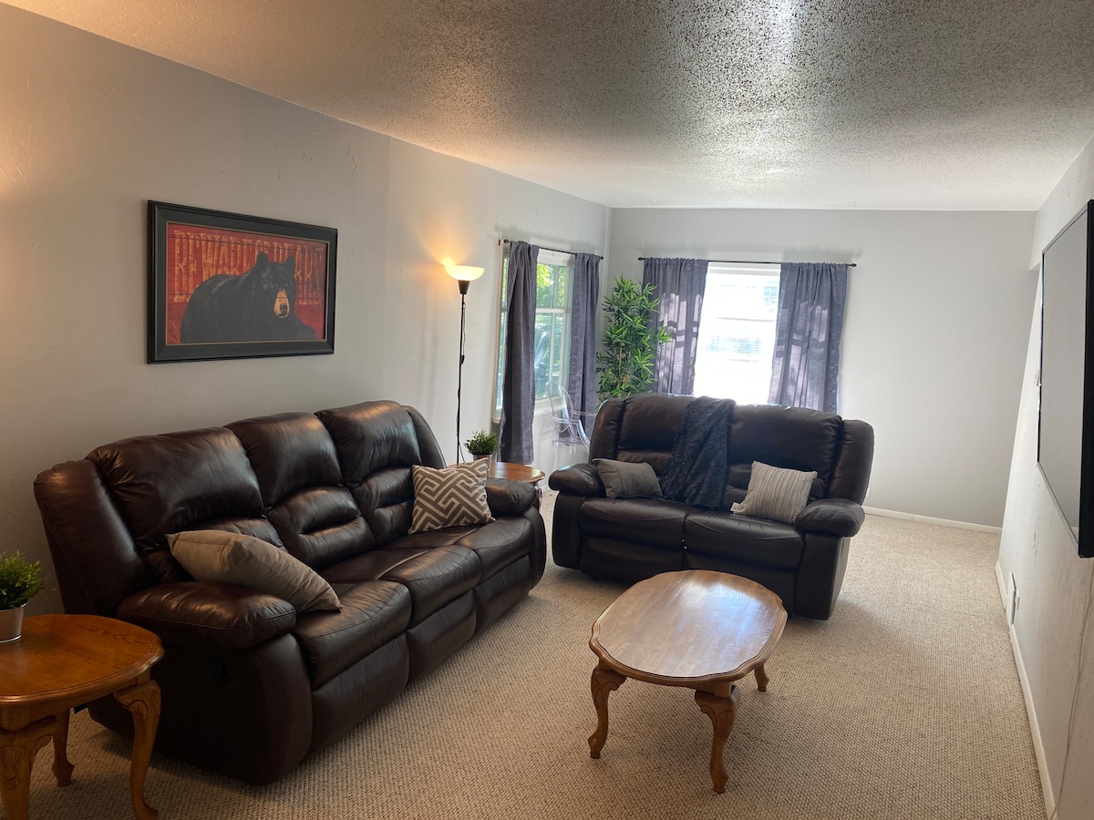 Relaxing 3 Bedroom home in Downtown Drumheller.