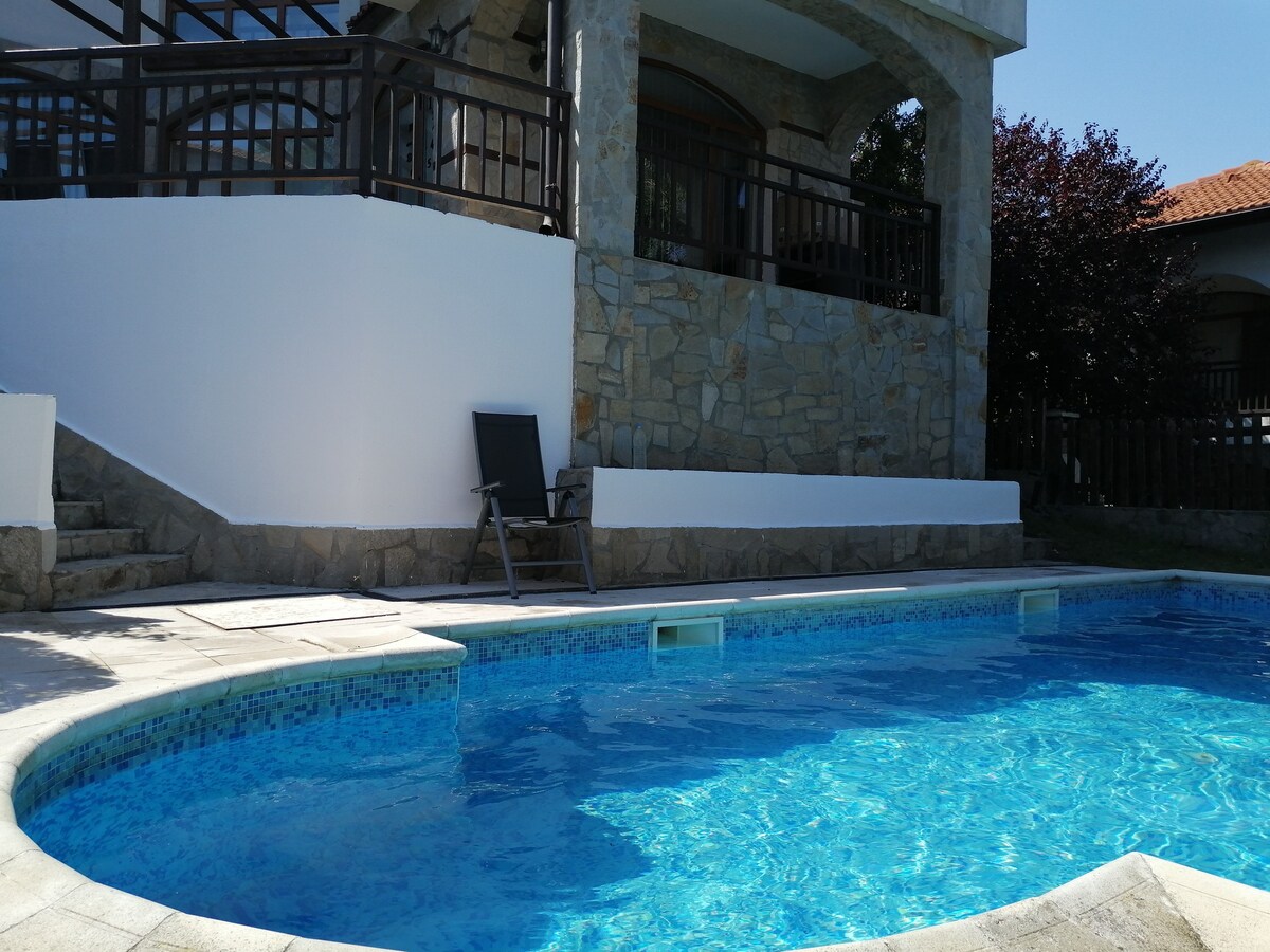 Cheerful 3 bedroom villa with private pool