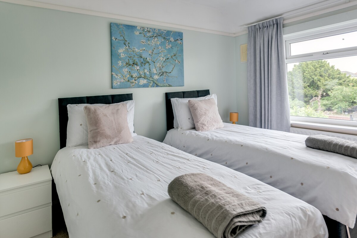 Cheerfull 3-Bedroom Home with parking & garden
