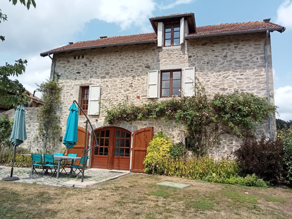 A côté de la petite maison bleue.