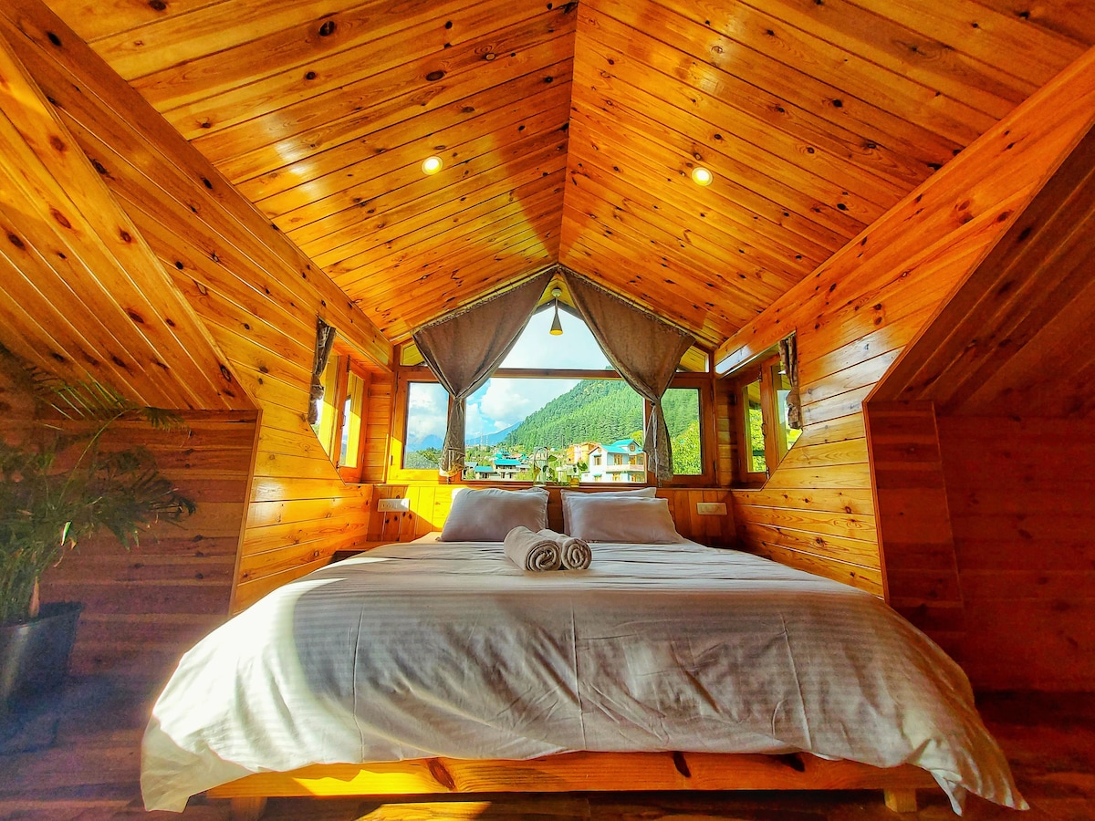 Wooded Attic Suite in Boutique Cottage, Manali