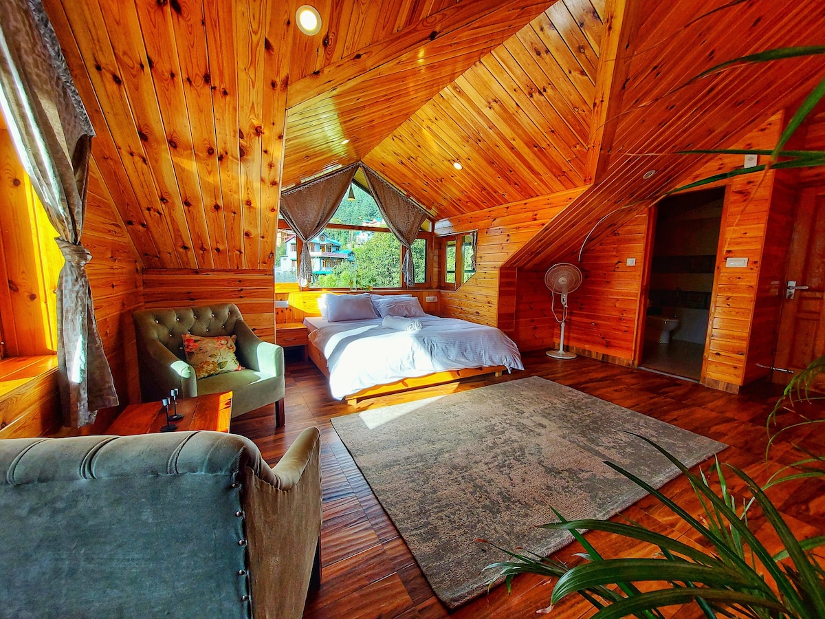 Wooded Attic Suite in Boutique Cottage, Manali