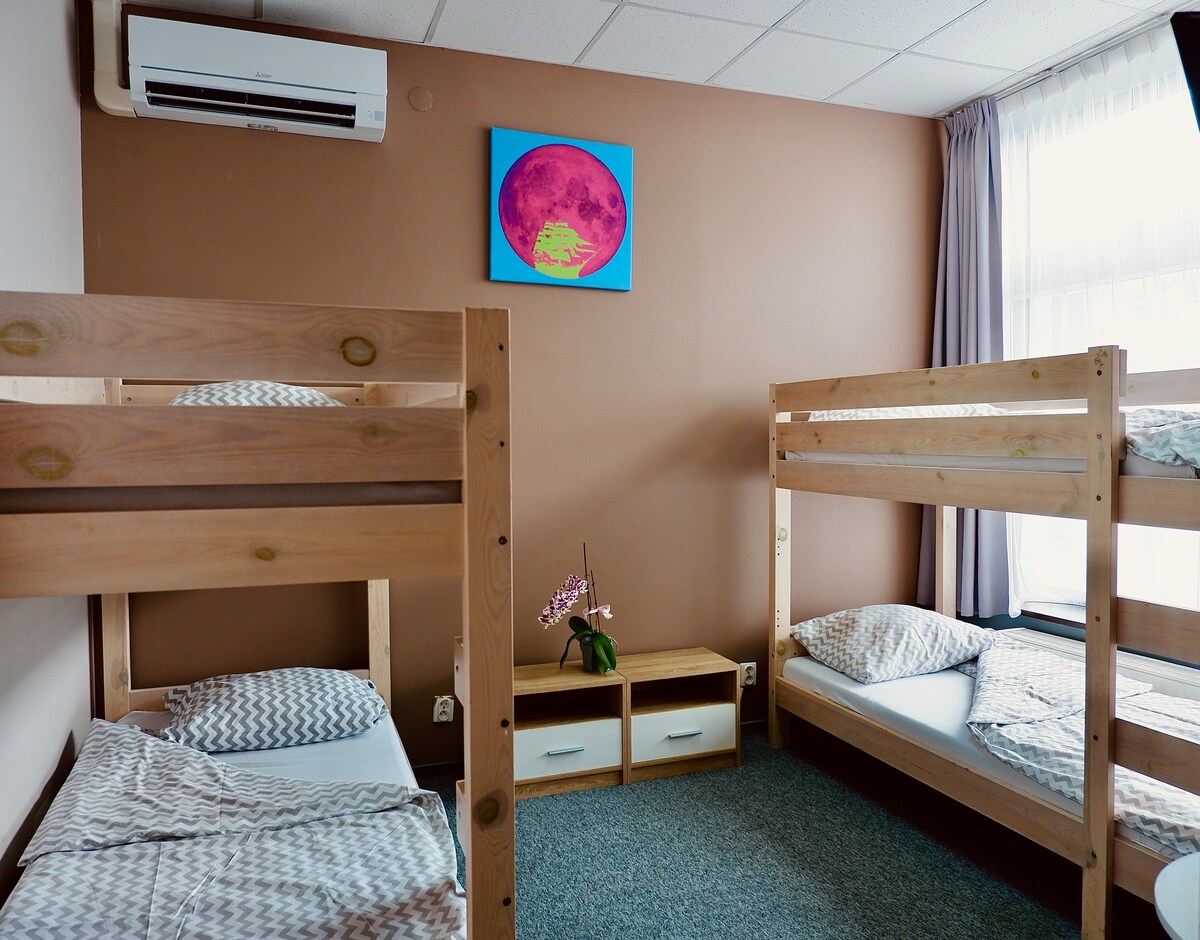 4间卧室，配有空调和共用卫生间