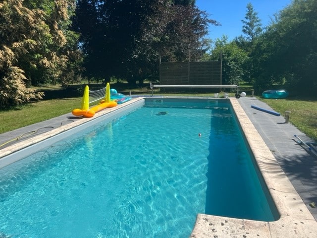 Maison d'hôte dans un parc arboré avec piscine