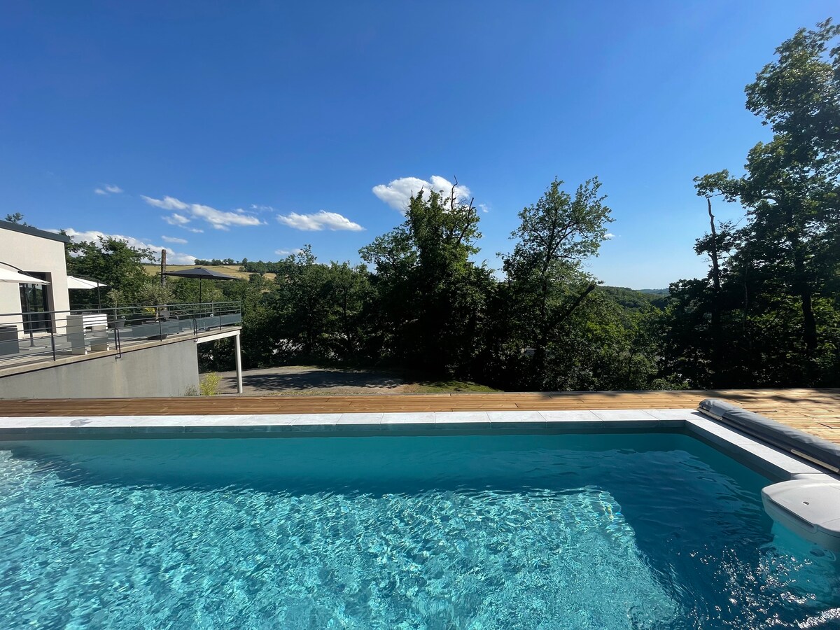 位于Aveyron中心的美丽泳池别墅
