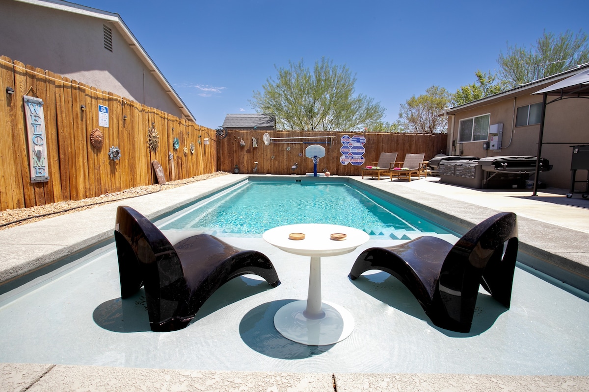❤️Vegas Getaway: 3BR w/ Solar Heated Pool + Hot Tub