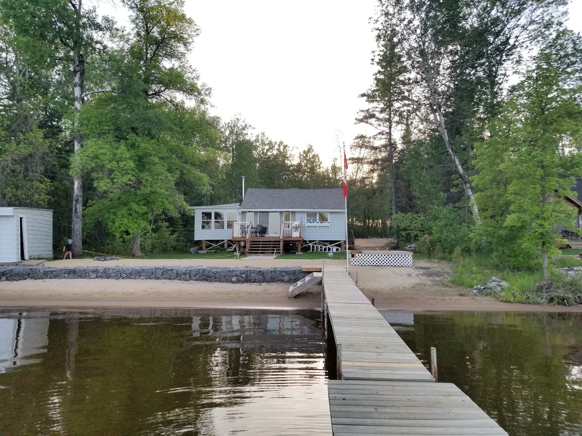 Caddy Lake Beach House - Waterfront Beach Access!