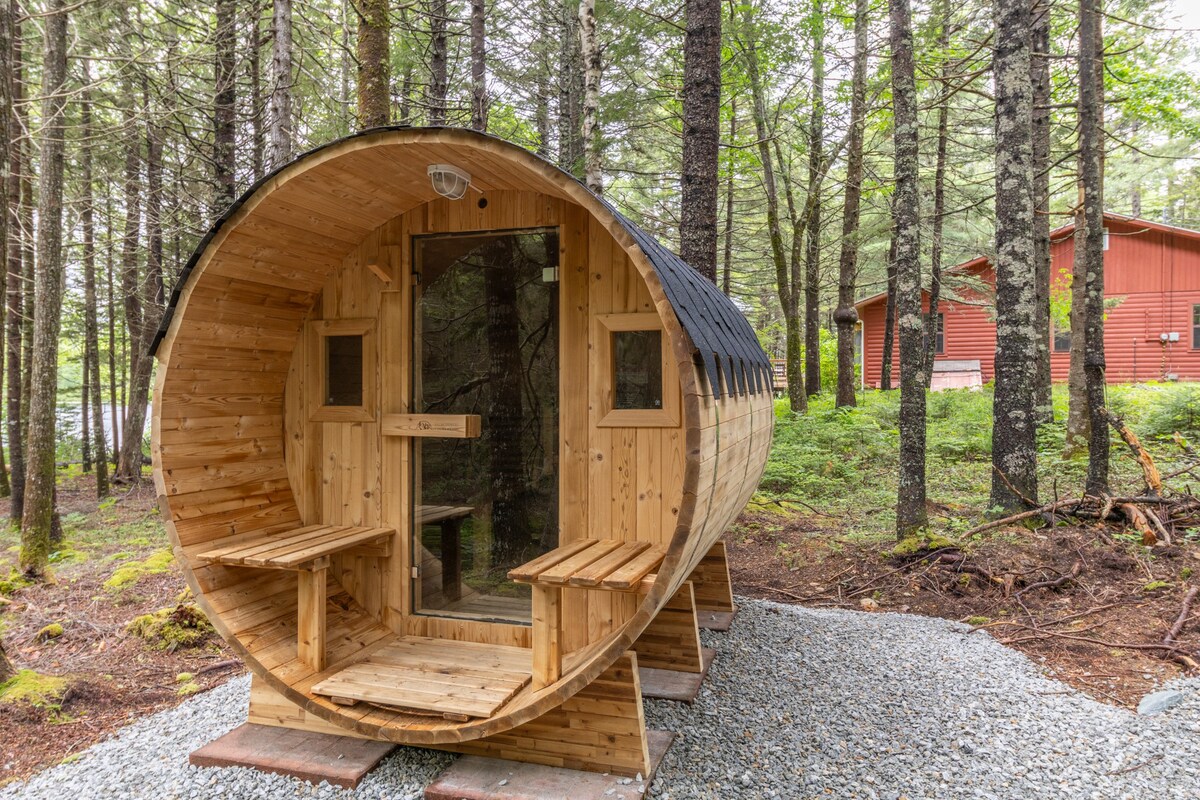 House on lake w/ Hot Tub & Sauna