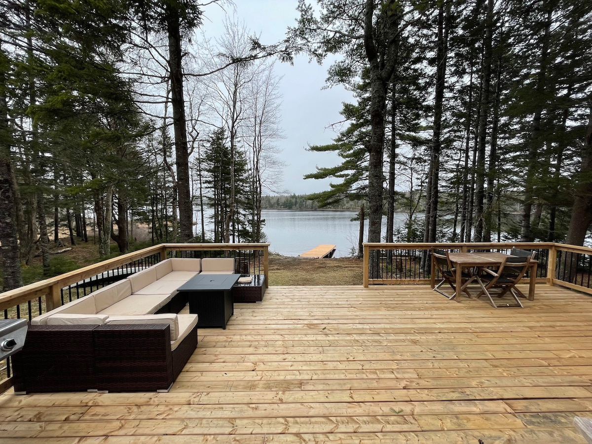 House on lake w/ Hot Tub & Sauna