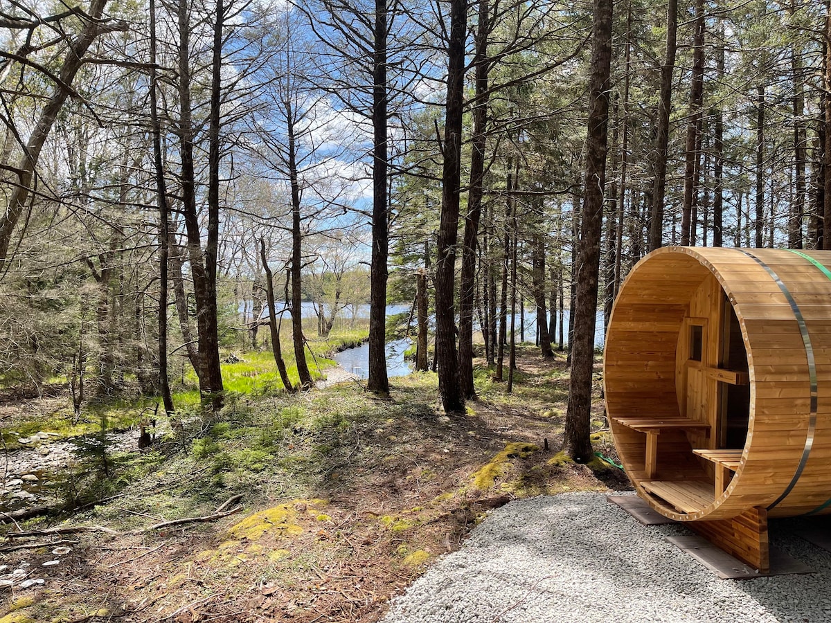 House on lake w/ Hot Tub & Sauna