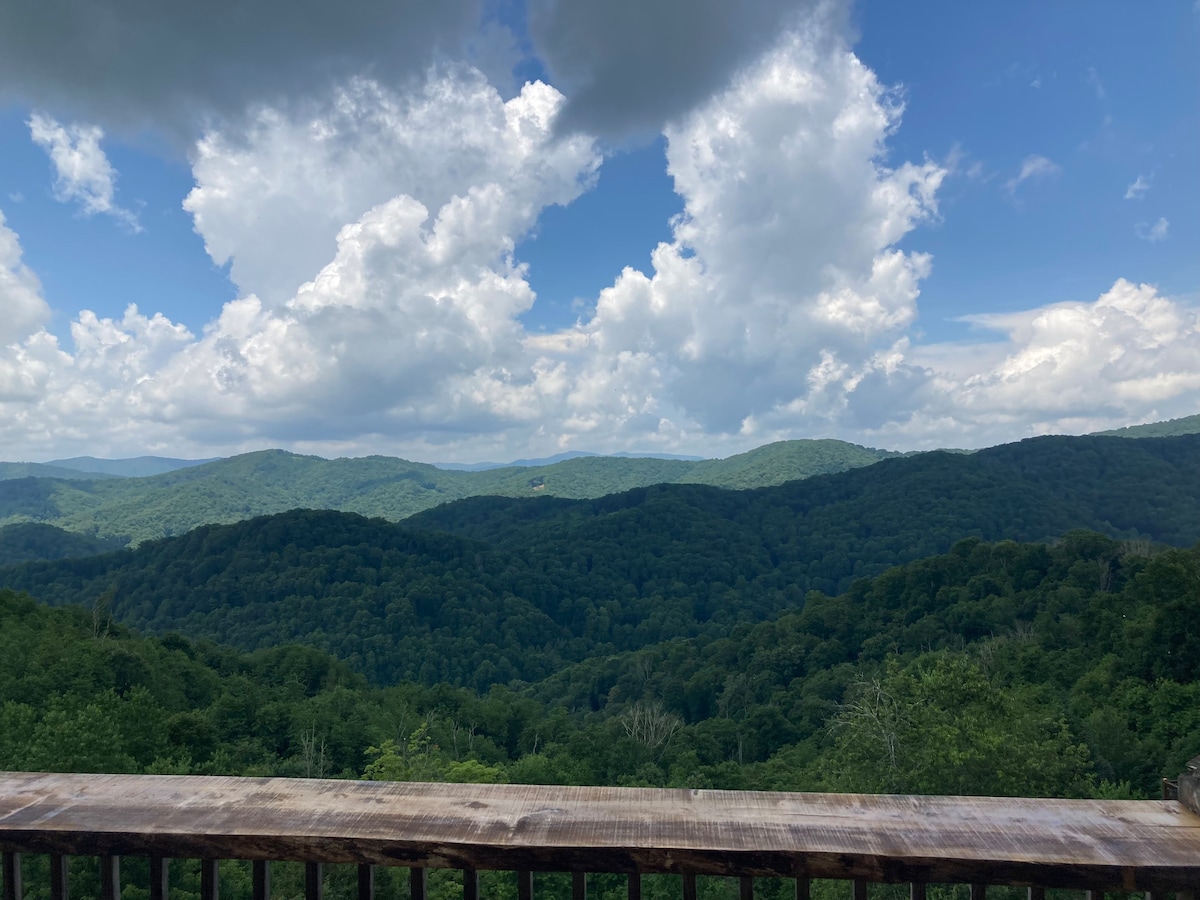 阿什维尔（ Asheville ）和狼岭滑雪度假村（ Wolf Ridge Ski Resort ）附近的山小木屋