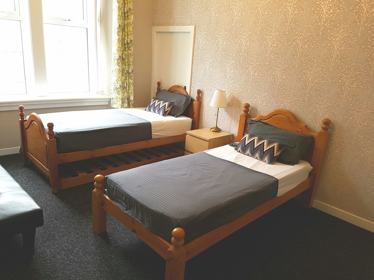 Spacious 2-bed flat near Clydebank shopping centre