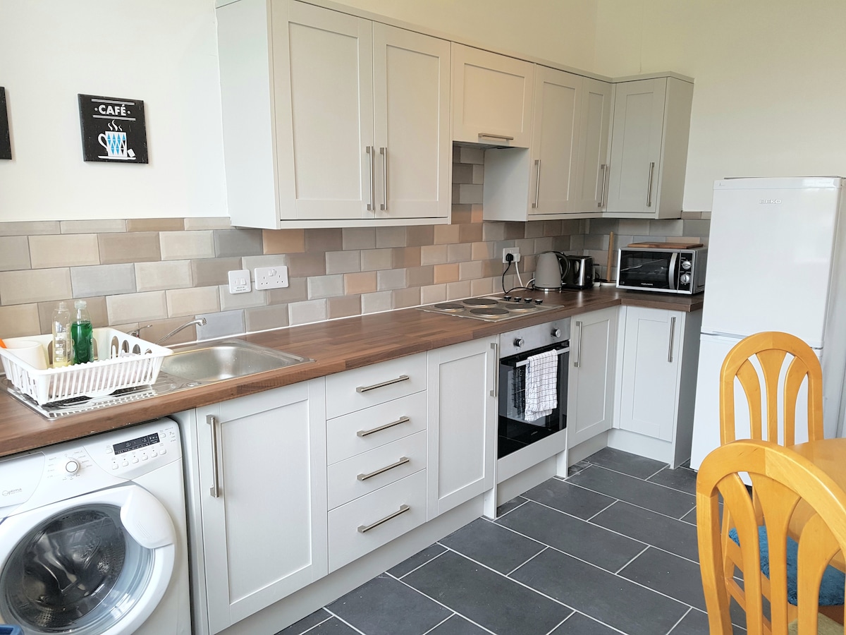 Spacious 2-bed flat near Clydebank shopping centre