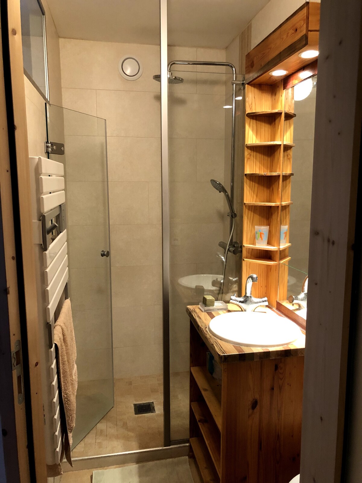 Quiet private room with bathroom