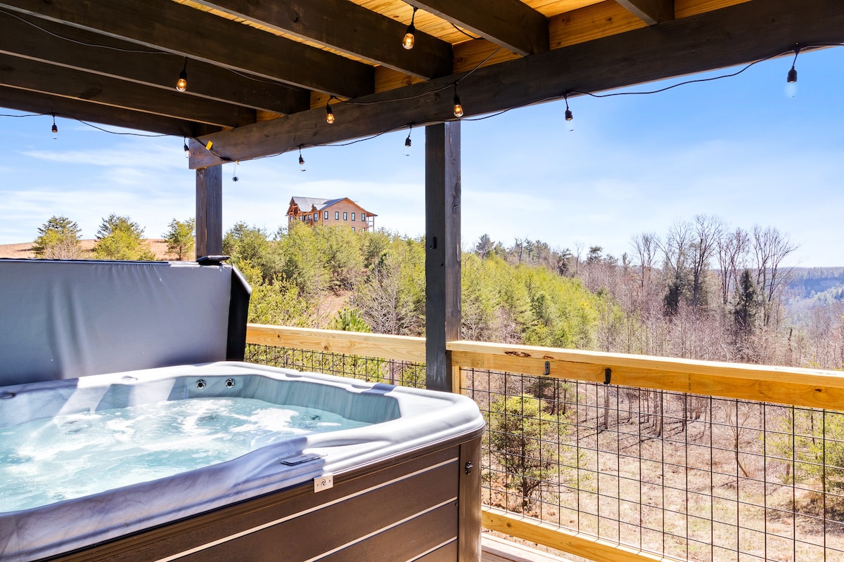 Hot tub & Wi-fi—Honey Bee Hideaway Luxury Cabin