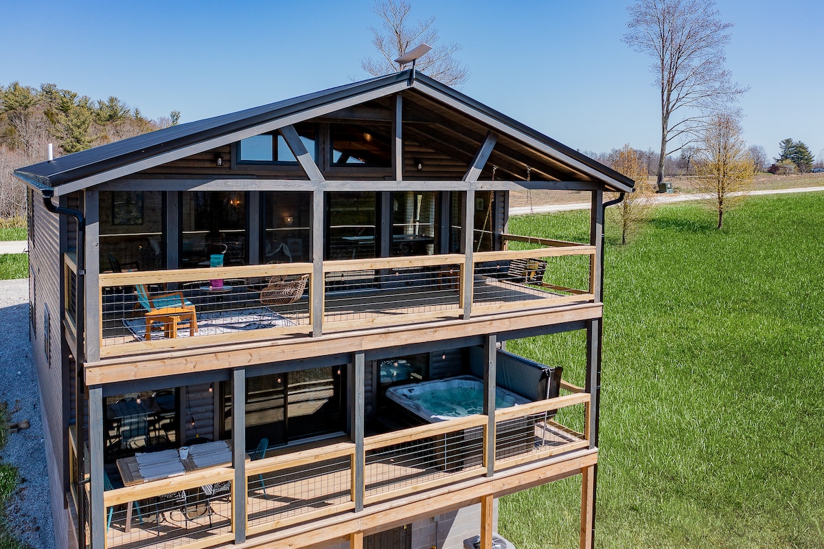 Hot tub & Wi-fi—Honey Bee Hideaway Luxury Cabin