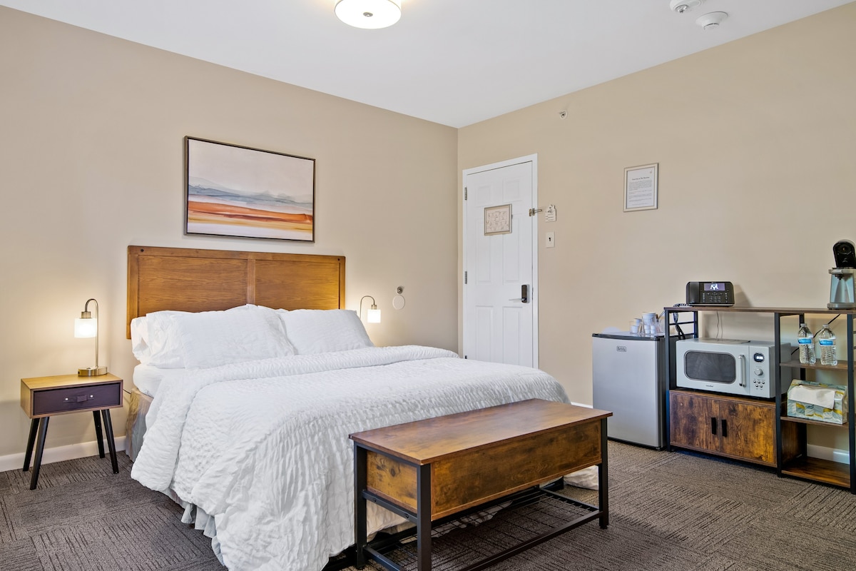Suite 103 - One-Bedroom Queen Suite