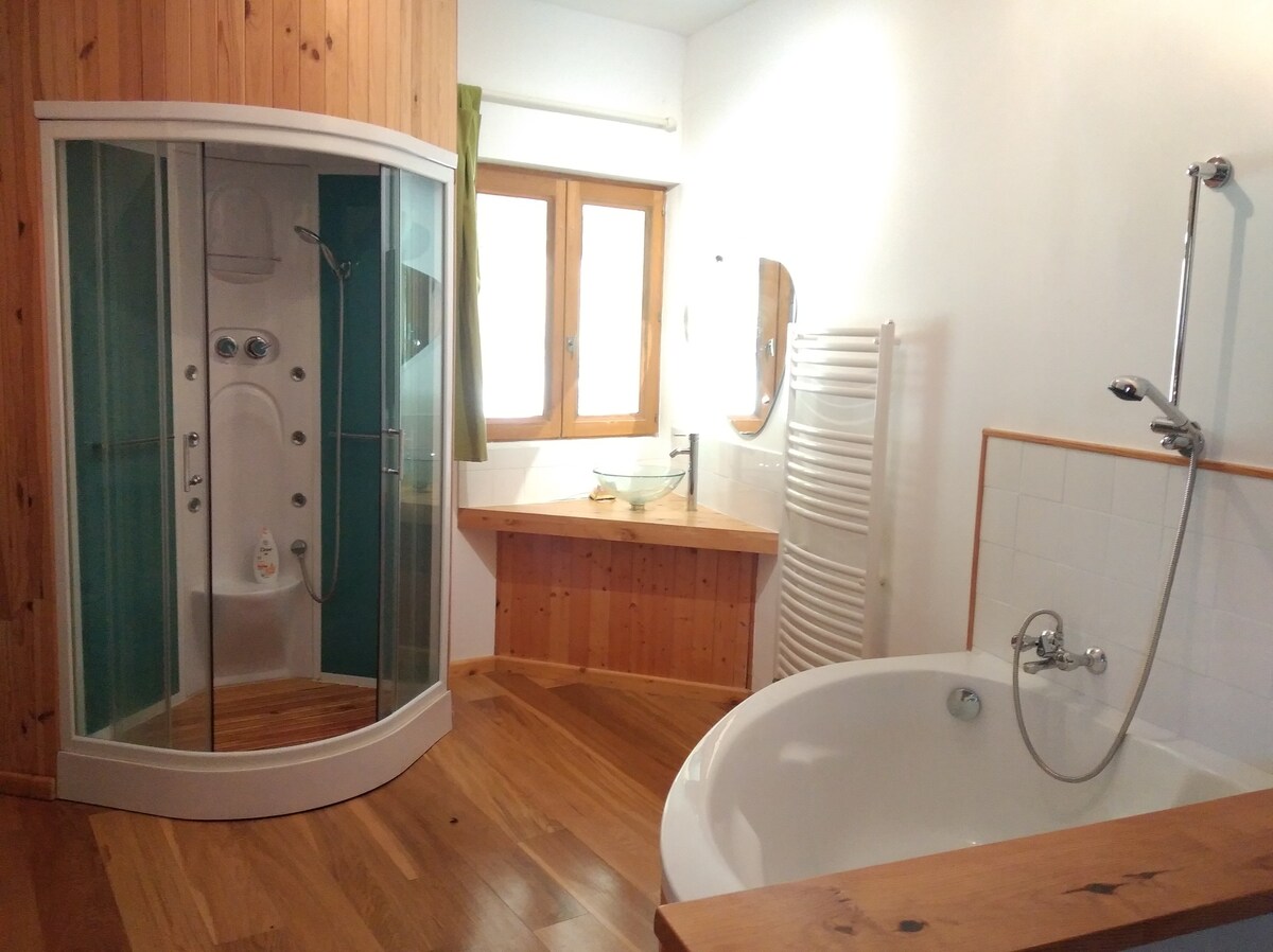 Luzerne, grande chambre + salle de bain privative