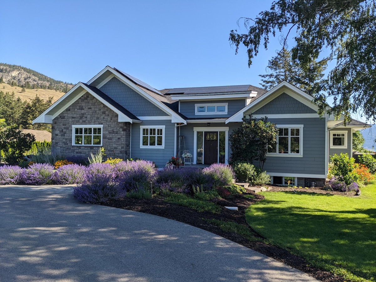 Craftsman 3 bedroom home with hot tub and lakeview