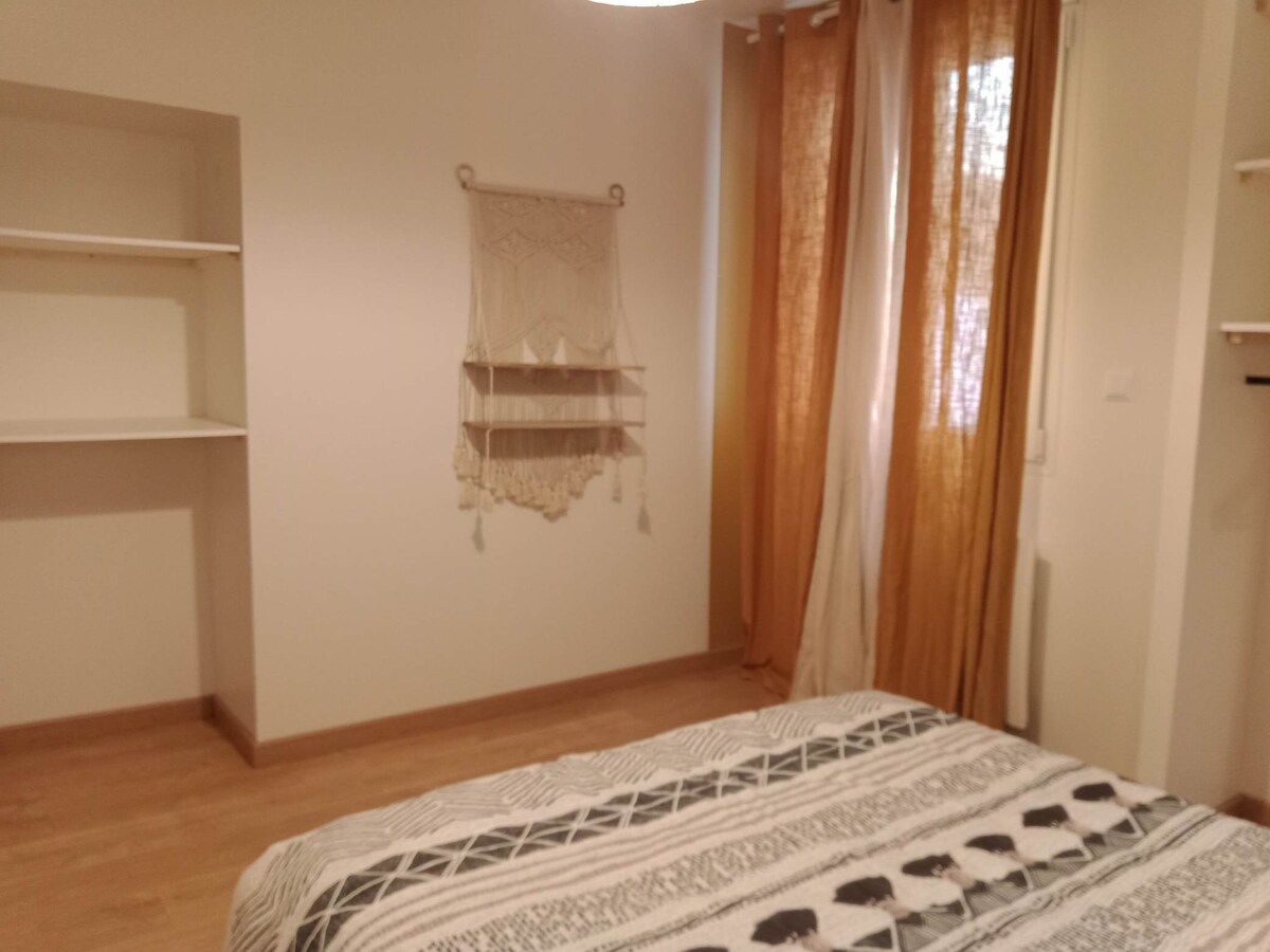 Gonelles - T3 RDC - 2 Chambres - Parking - APT 2