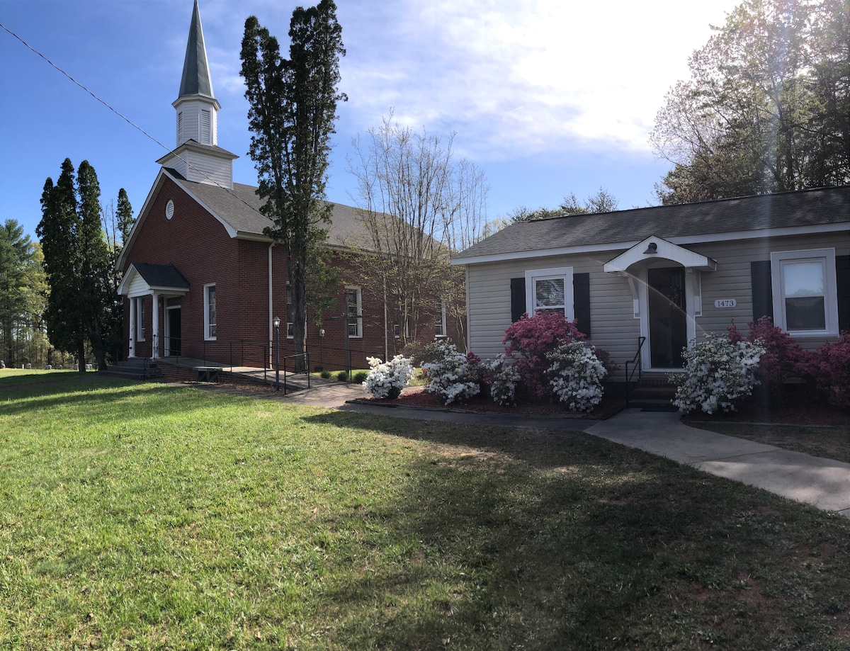 The Little Cottage at Sunrise Mountain Chapel