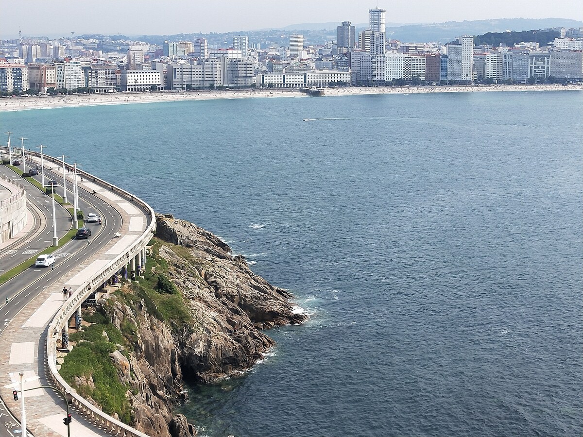 俯瞰大海的木板步道，
Riazor Orzan海滩