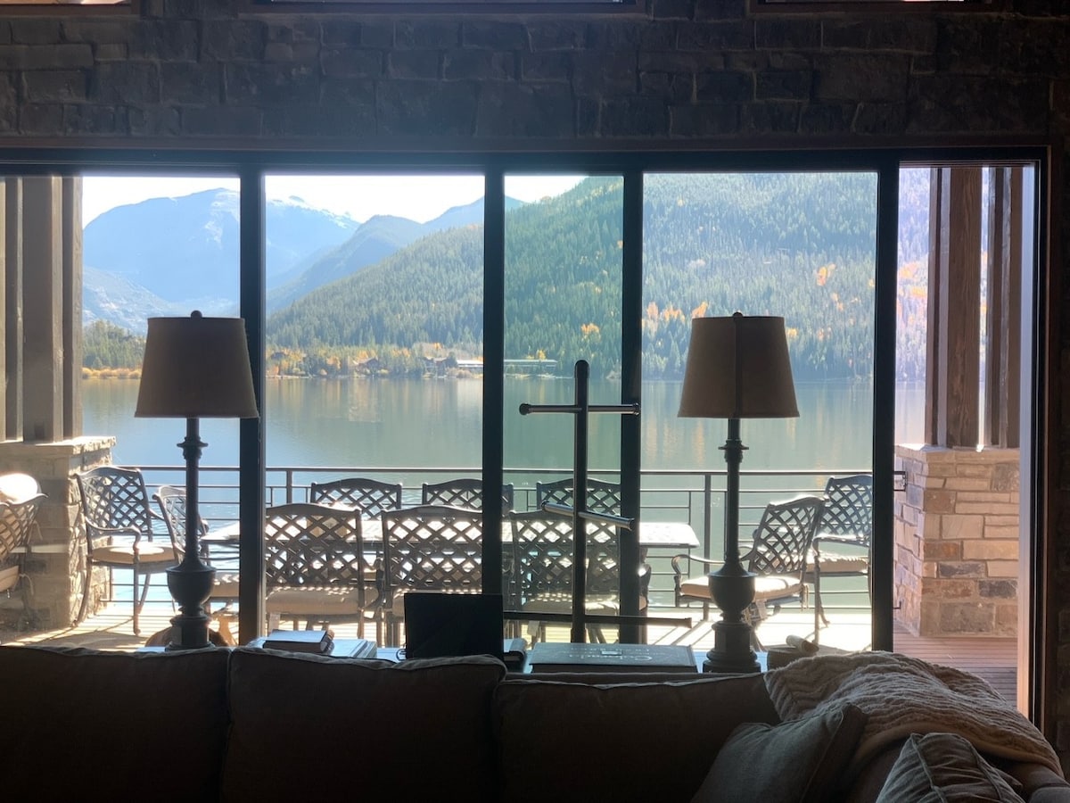 Stunning Lakefront with amazing views / ammenities