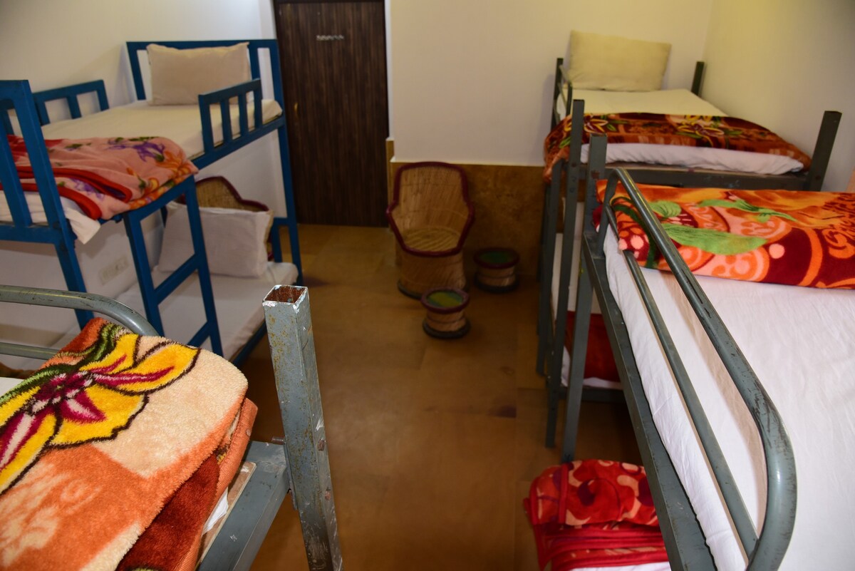 8 Bad Female Ac Dormitory room