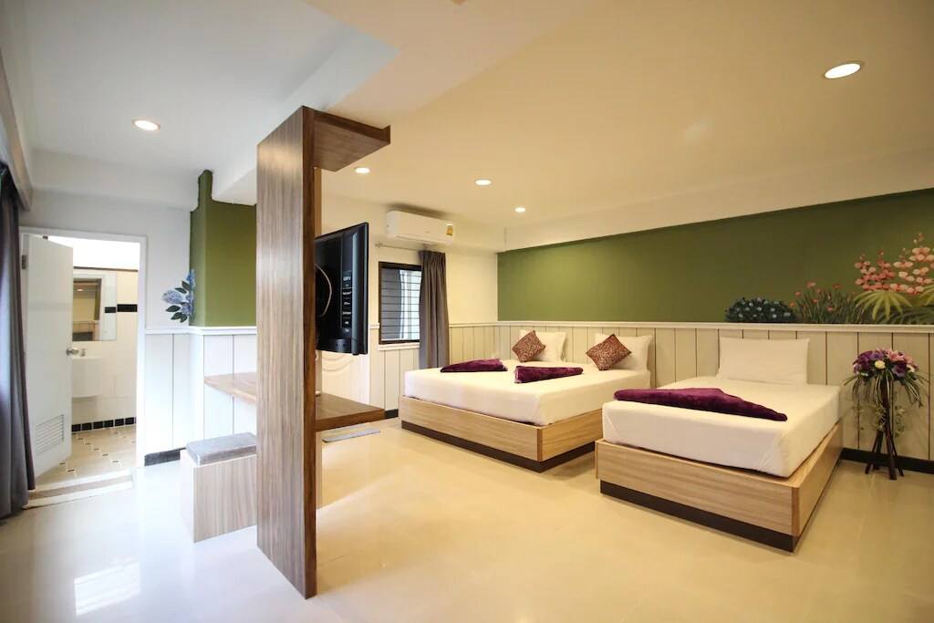 曼谷Kaya Place的宽敞客房，免费停车
