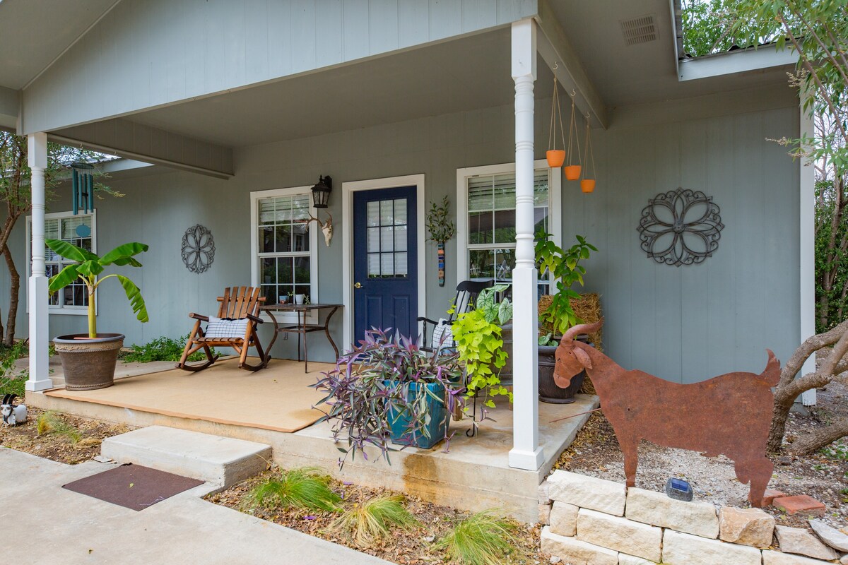 Cozy Guest House on Quiet Street Near Town Square