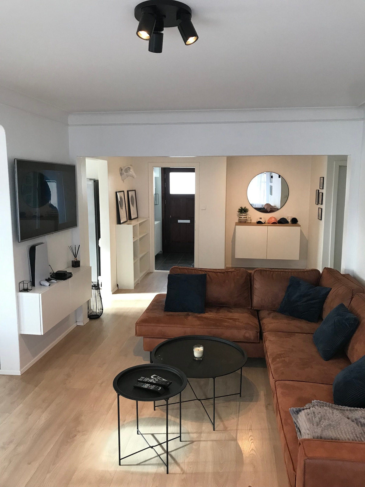 Lovely 2 bedroom apartment in downtown Keflavik.