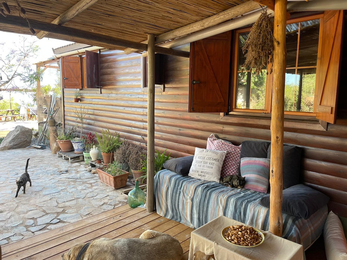 Casa de madera con maravillosas vistas al mar