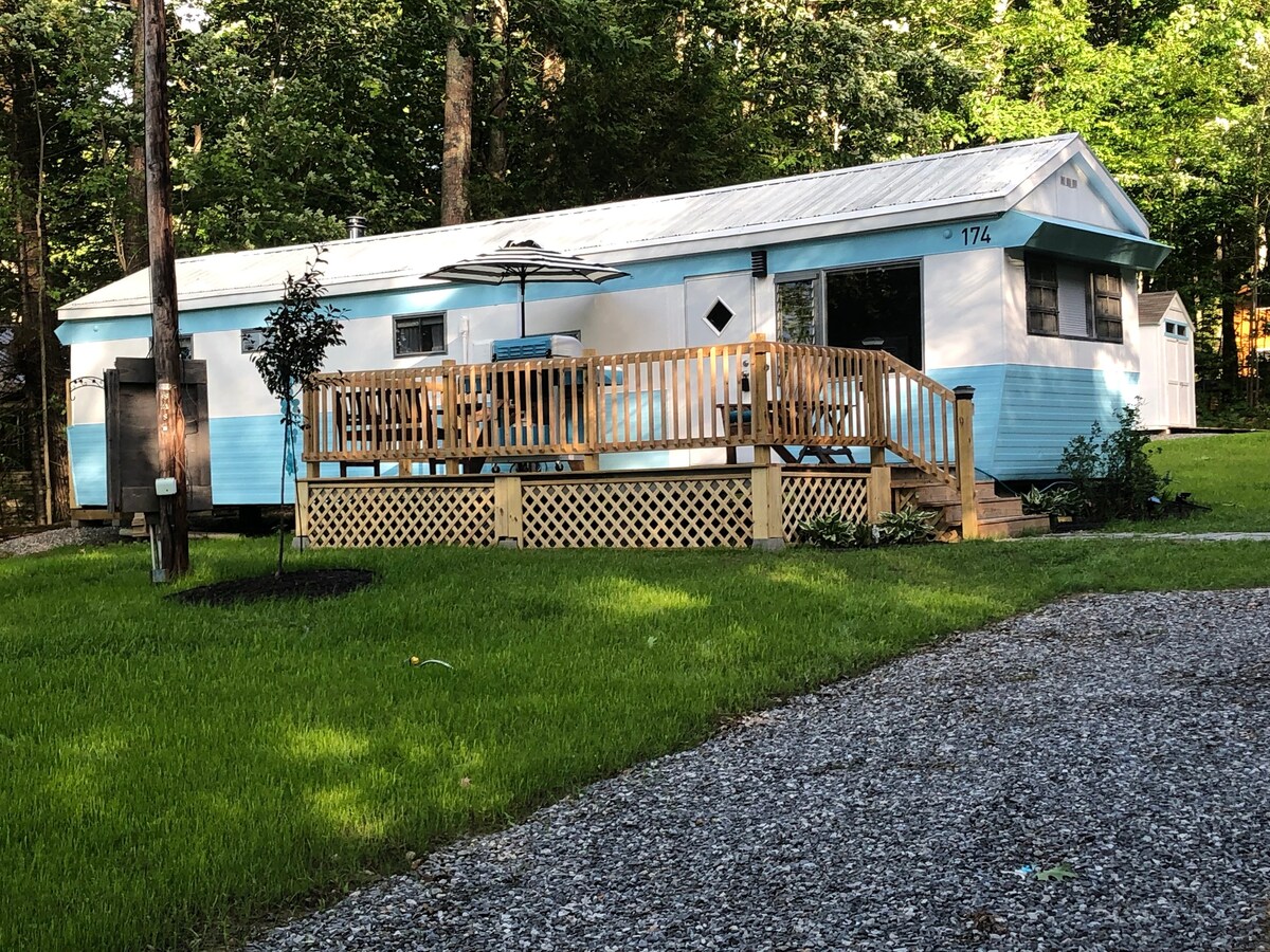 Experience a Retro Lakeside 1950s Mobile Home