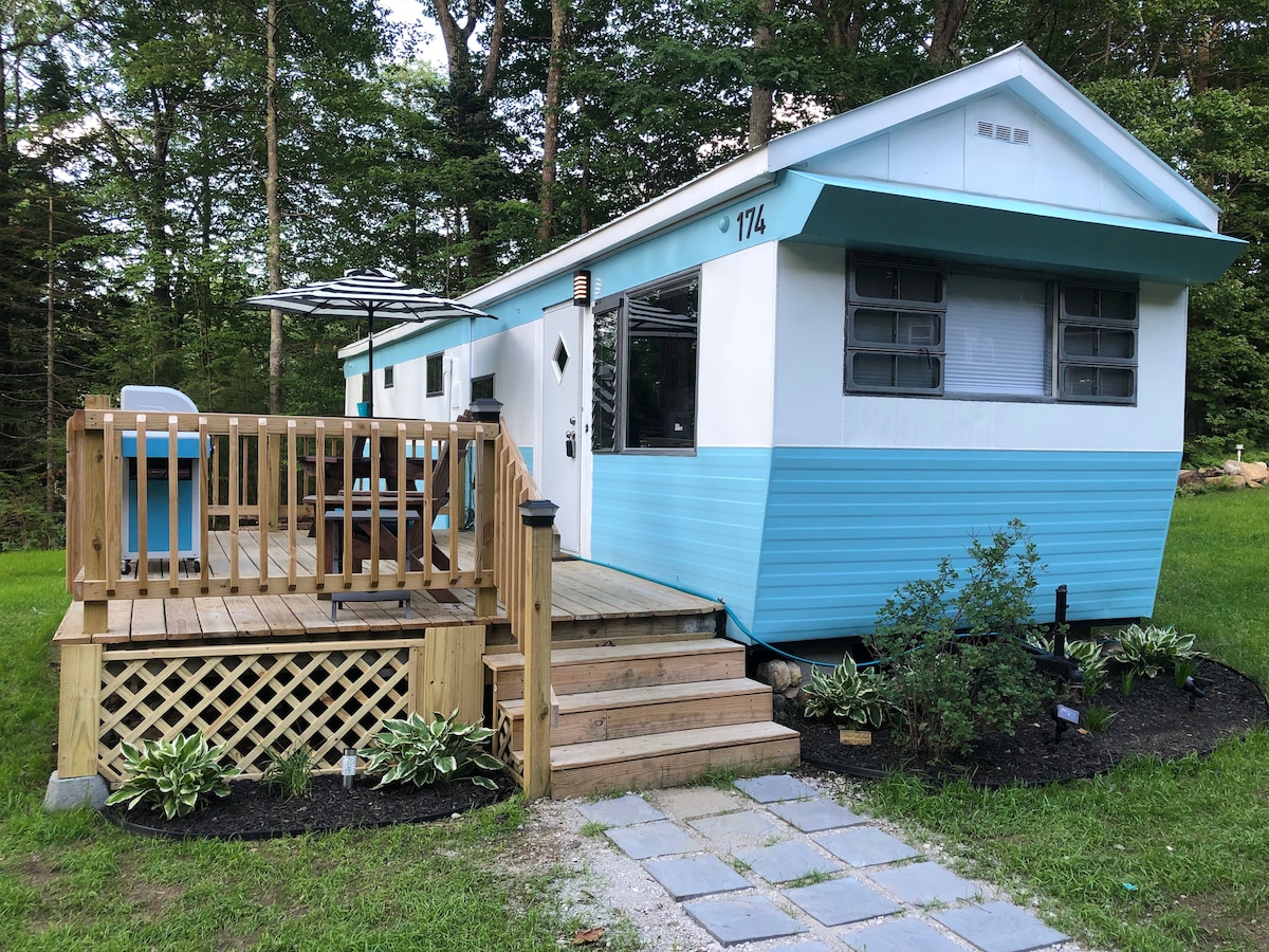 Experience a Retro Lakeside 1950s Mobile Home