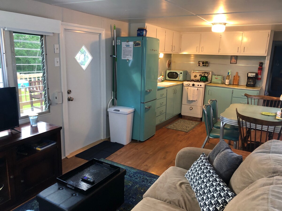 Experience a Retro Lakeside 1950s Mobile Home