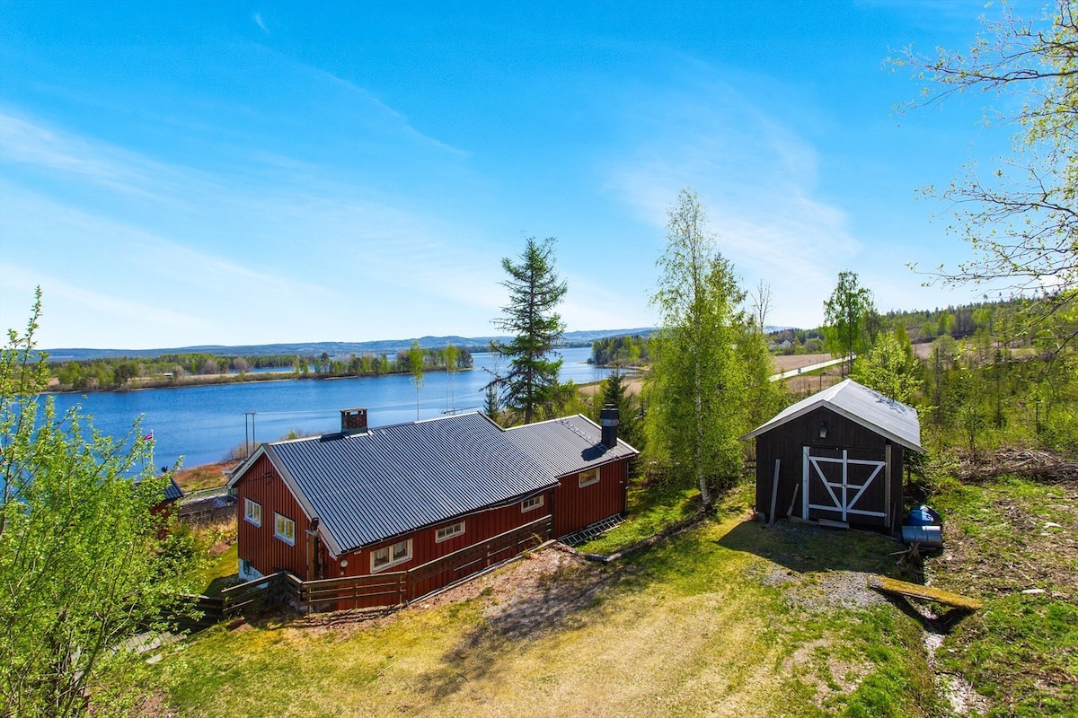 Storsjøen湖畔的老式小木屋