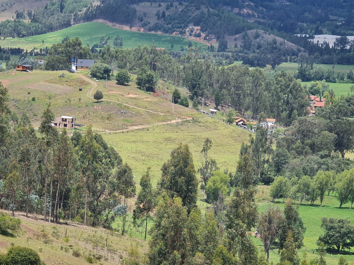 Cabaña los Hayuelos, con vista a las montañas.