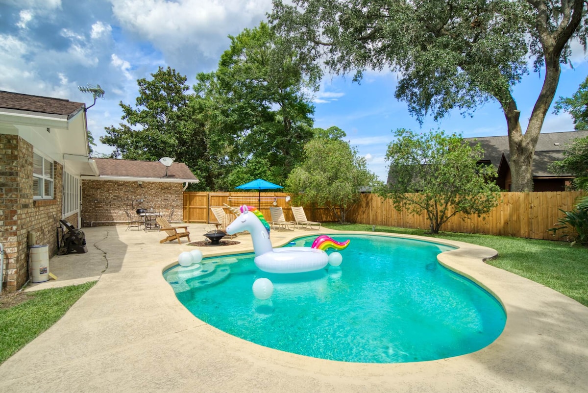 Pool & Arcade 4BR: Stay & Play! A Central Retreat!