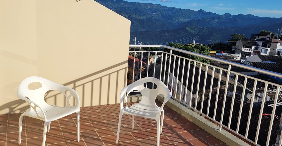 Vista a las montañas desde el corazón de La Mesa