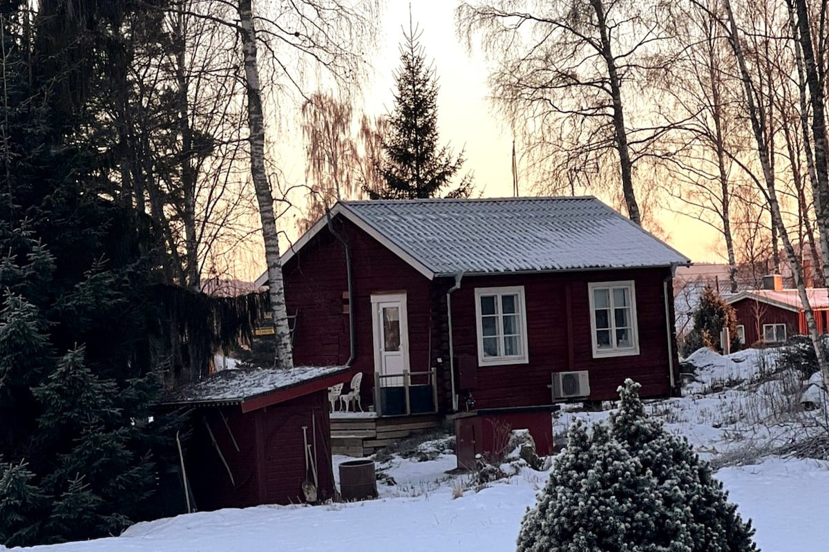 Mysig stuga med nära till natur och vatten