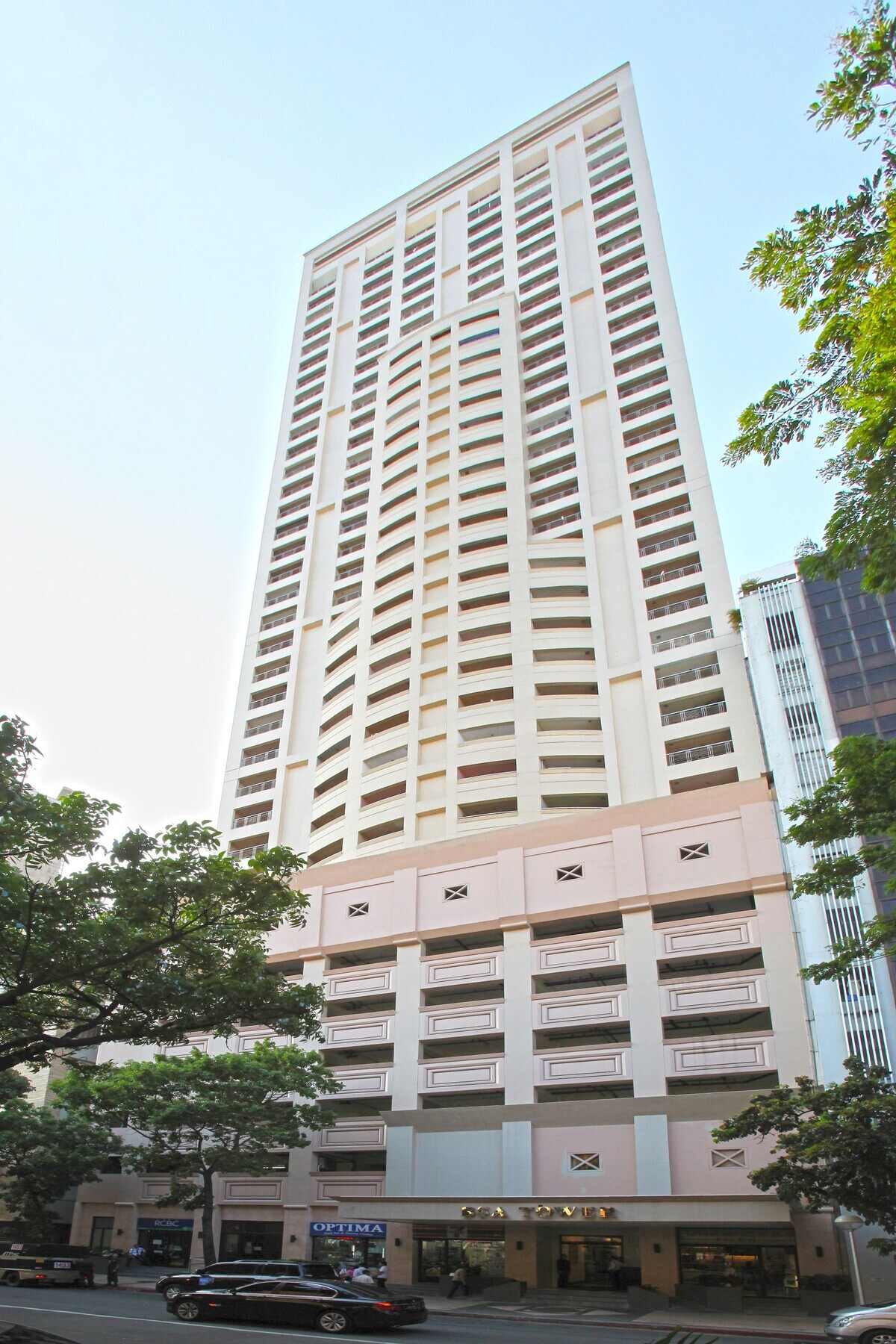 Makati Condo accessible to popular establishments