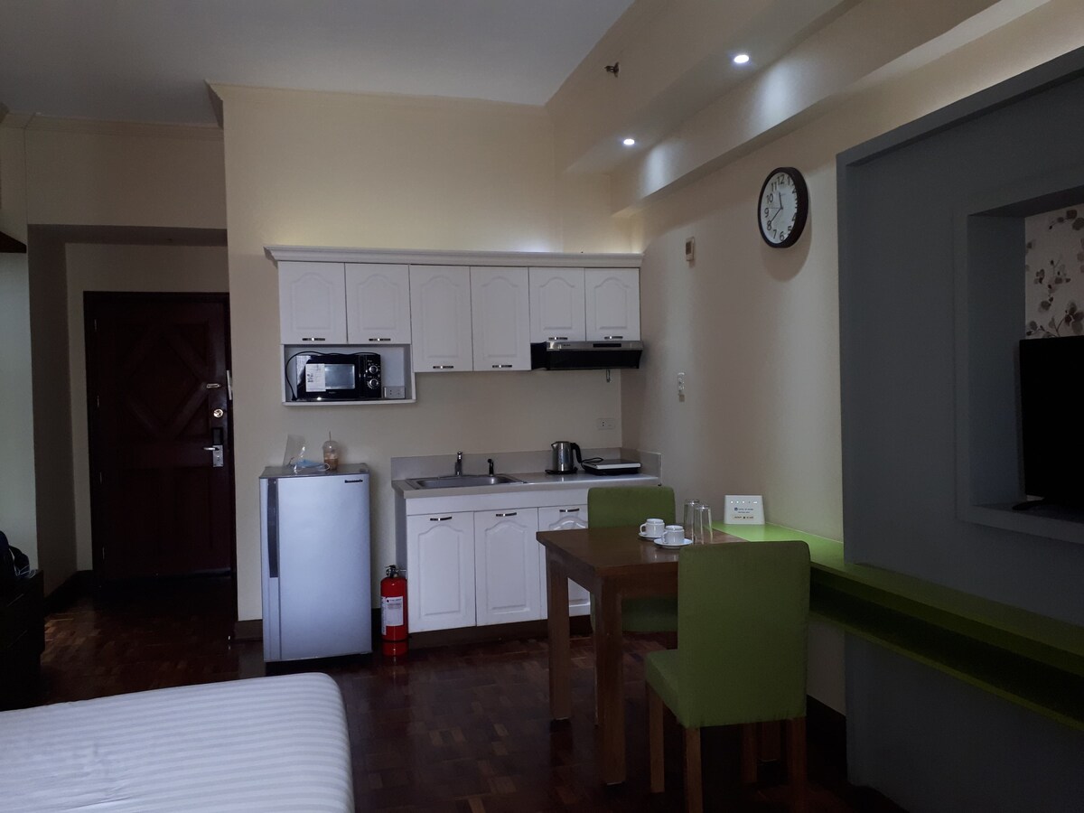 Makati Condo accessible to popular establishments