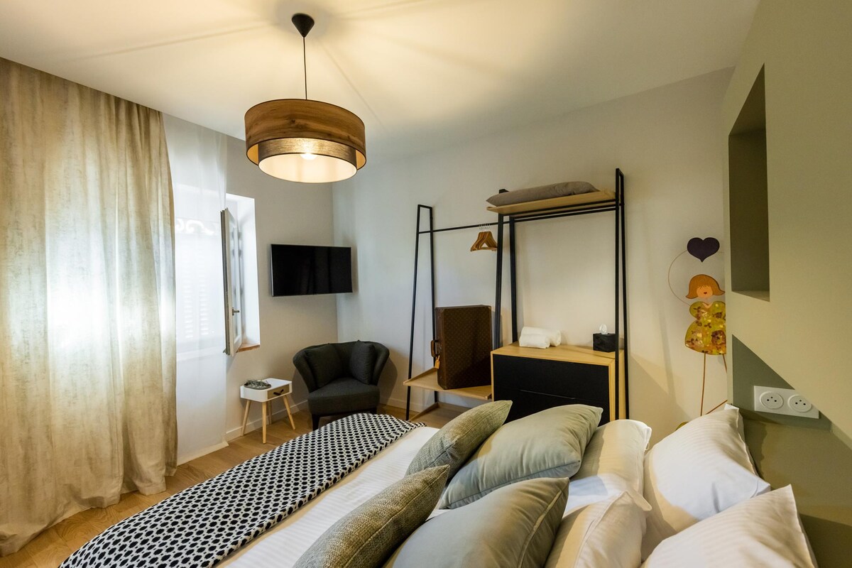 Chambre moderne en plein coeur de village