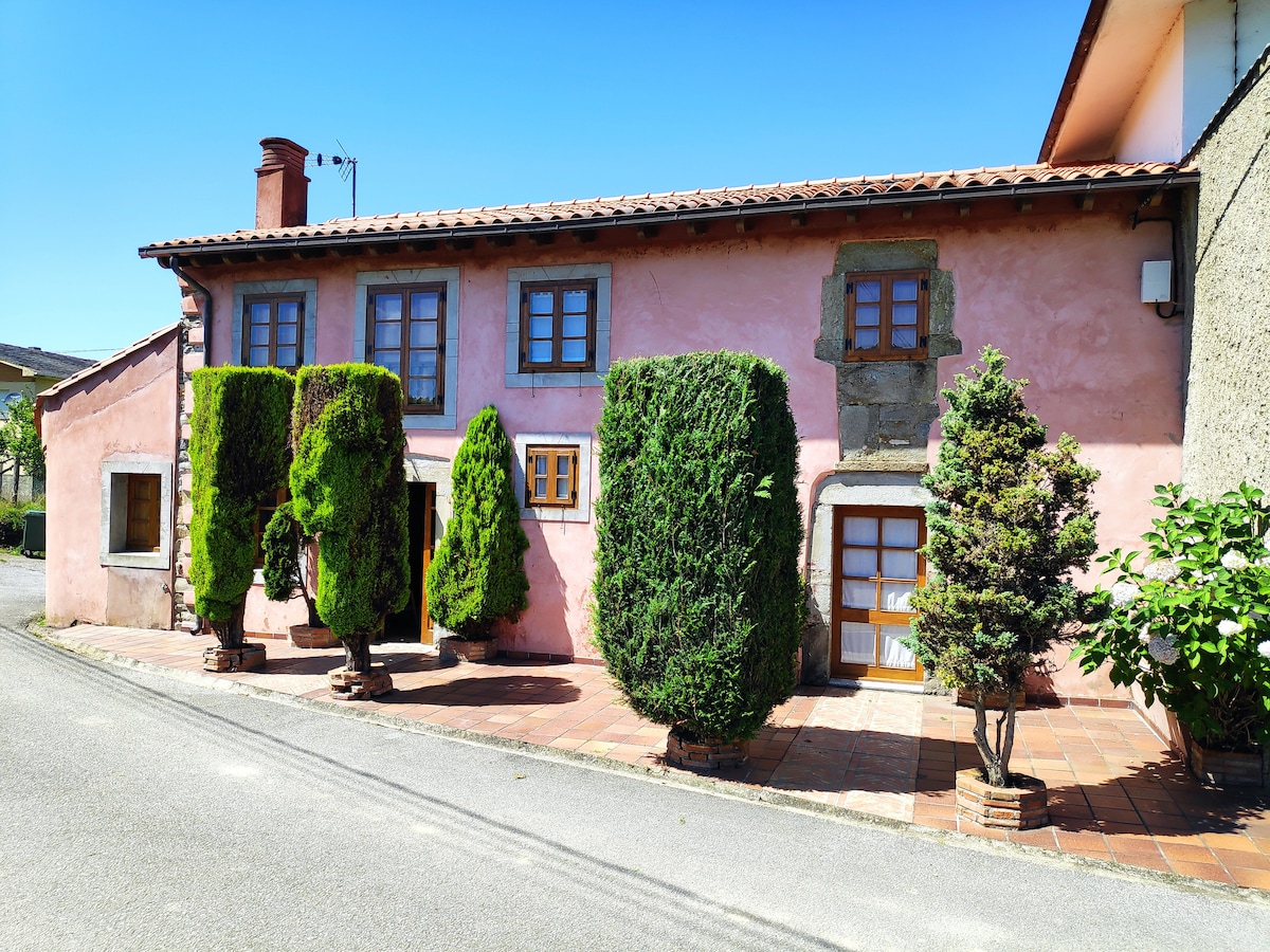 Espaciosa casa rural reformada junto al mar