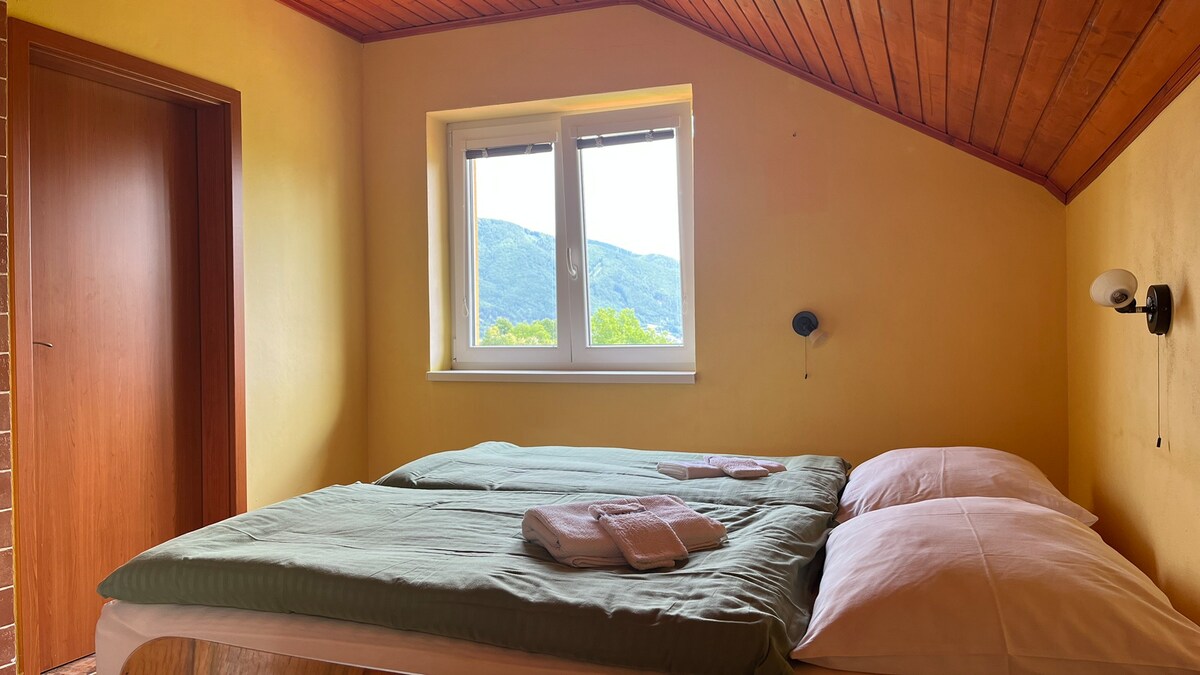 可爱的2卧室房源，四周环绕着山脉