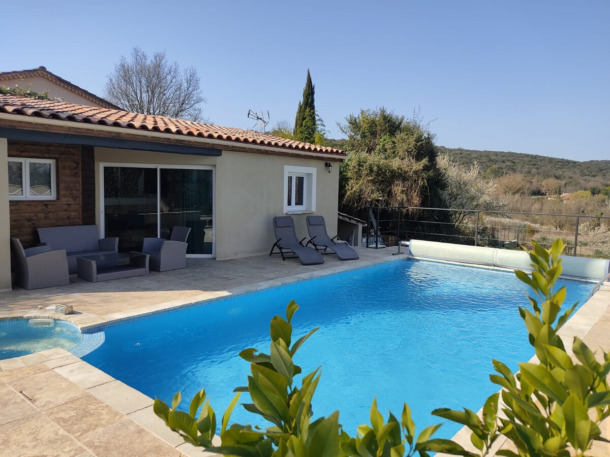 Grande villa familliale piscine dépendance jardin