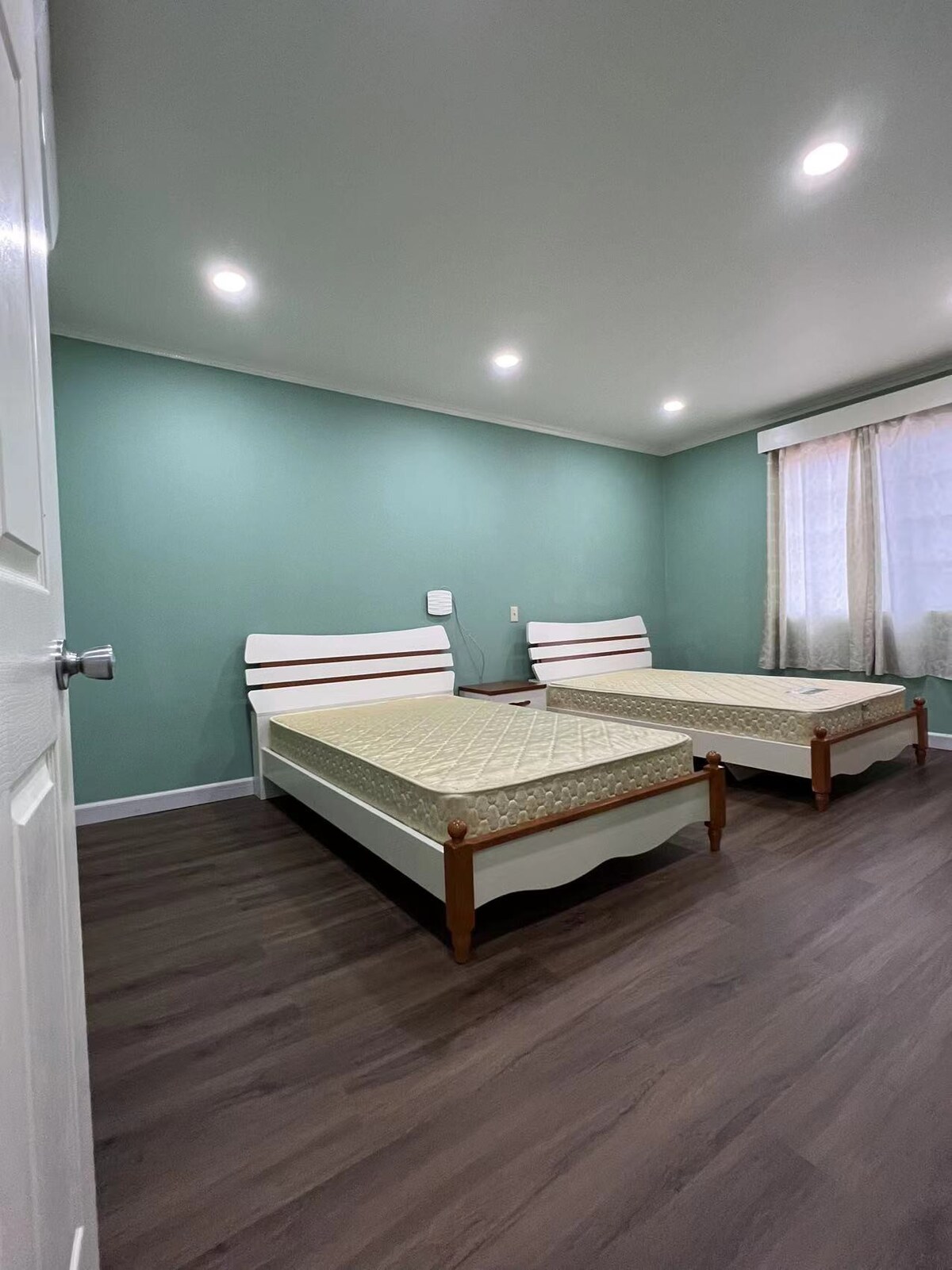 双卧室套房- 1张标准双人床+ 2张单人床