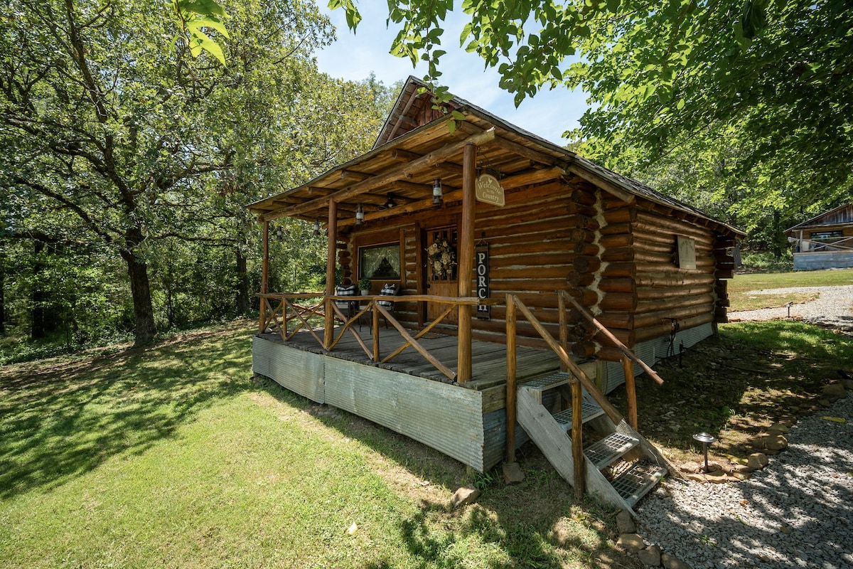 Charming log cabin set in the country with wifi.