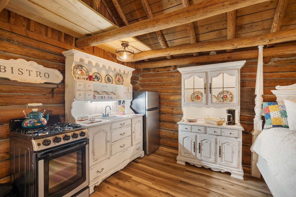 Charming log cabin set in the country with wifi.
