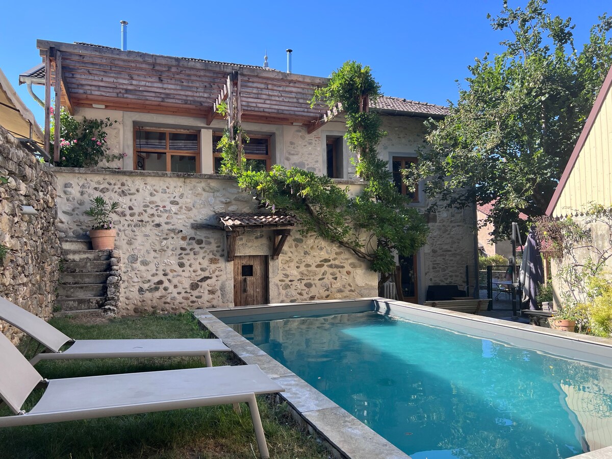 Granier脚下的La Castanea别墅，带泳池